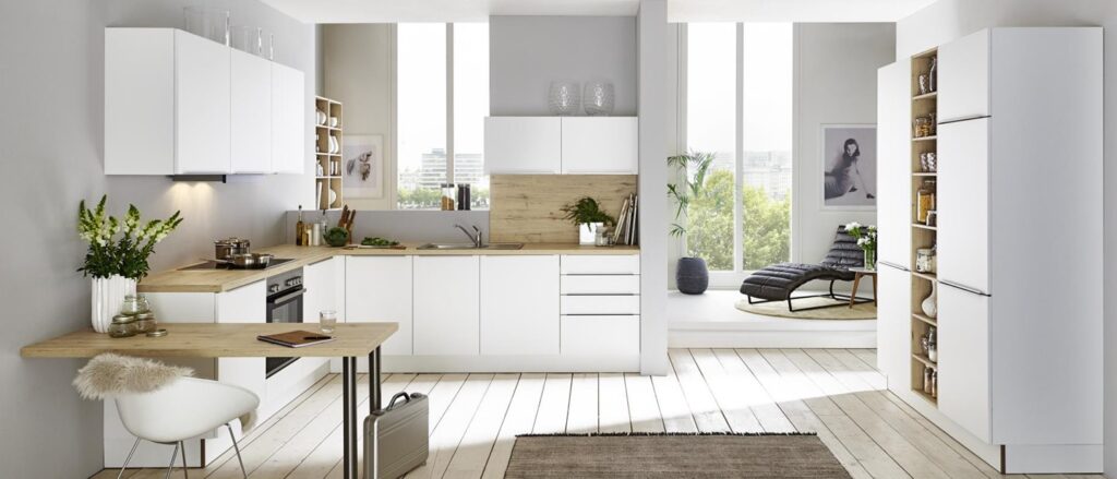 Küche in weiß von nolte mit schlichten Design-Fronten